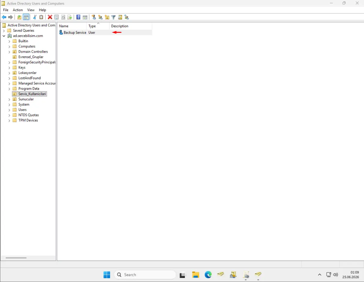 ADUC'ta Servis_Kullanicilari OU'su altında, First name 'Backup', Last name 'Service' ve User logon name 'svc-bckup-ops' olarak doldurulmuş New Object - User penceresi