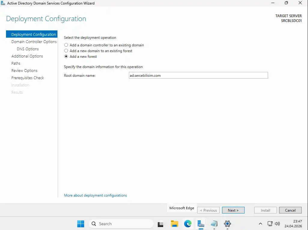 Active Directory Domain Services Configuration Wizard Deployment Configuration ekranı: Add a new forest seçili, Root domain name alanına ad.sercebilisim.com girilmiş