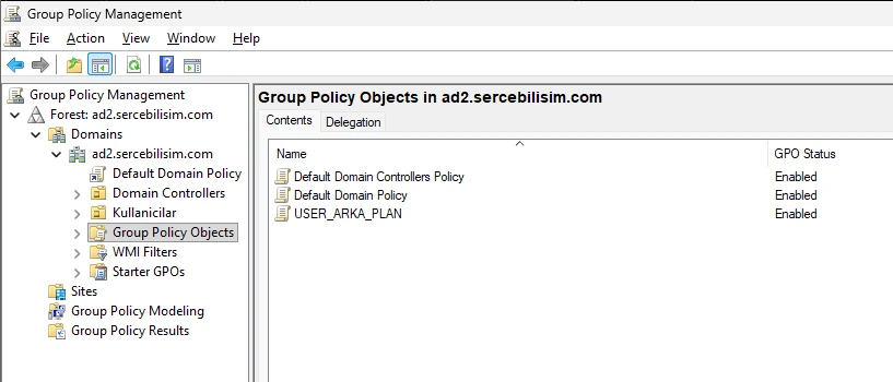RSAT ile kurulan Group Policy Management konsolu, Linux üzerinde çalışan Samba AD DC'nin ad2.sercebilisim.com ormanını gösteriyor: 'Group Policy Objects' listesinde komut satırından oluşturulmuş USER_ARKA_PLAN ilkesi 'Enabled' durumda