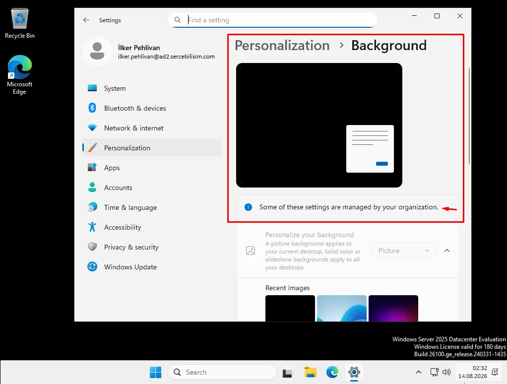 Windows Server 2025'te Personalization Background ekranı: arka plan siyah ve altında 'Some of these settings are managed by your organization' uyarısı, oturum açan kullanıcı ilker.pehlivan@ad2.sercebilisim.com