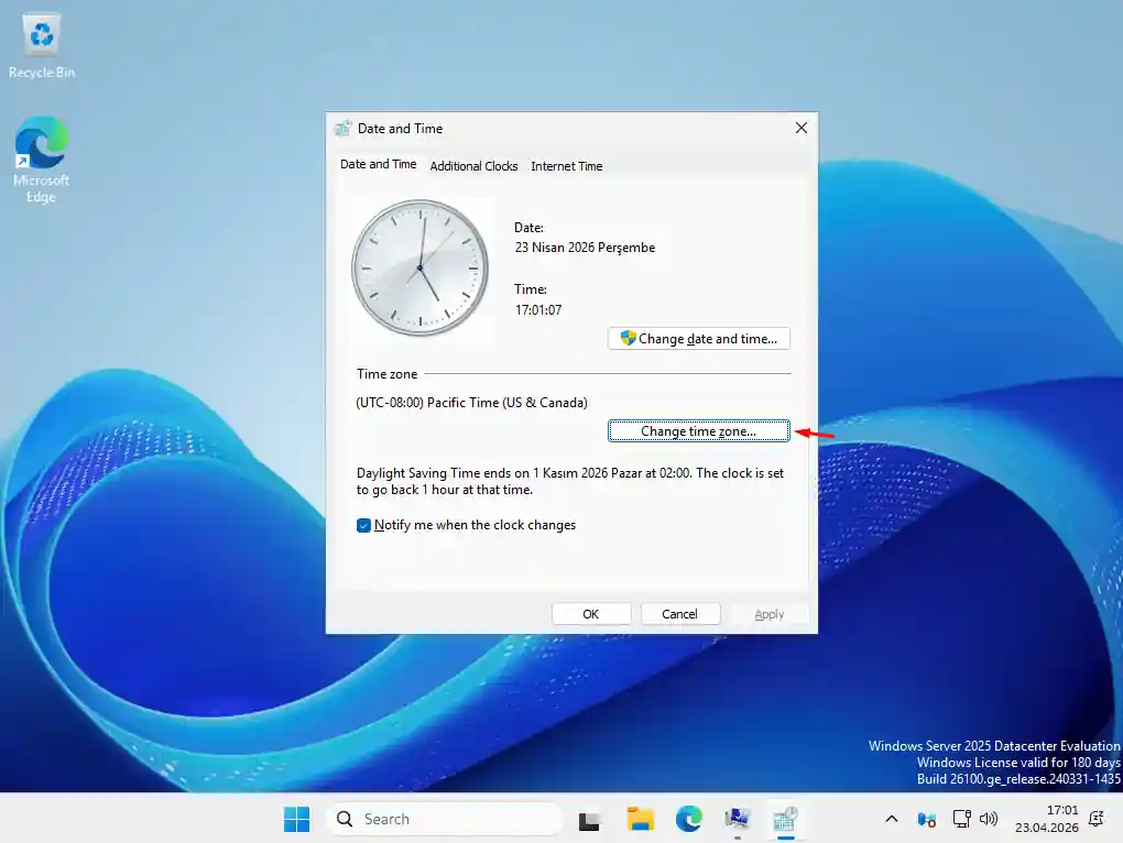 Windows Server 2025 Date and Time penceresi: saat dilimi UTC-08:00 Pacific Time olarak yanlış ayarlı