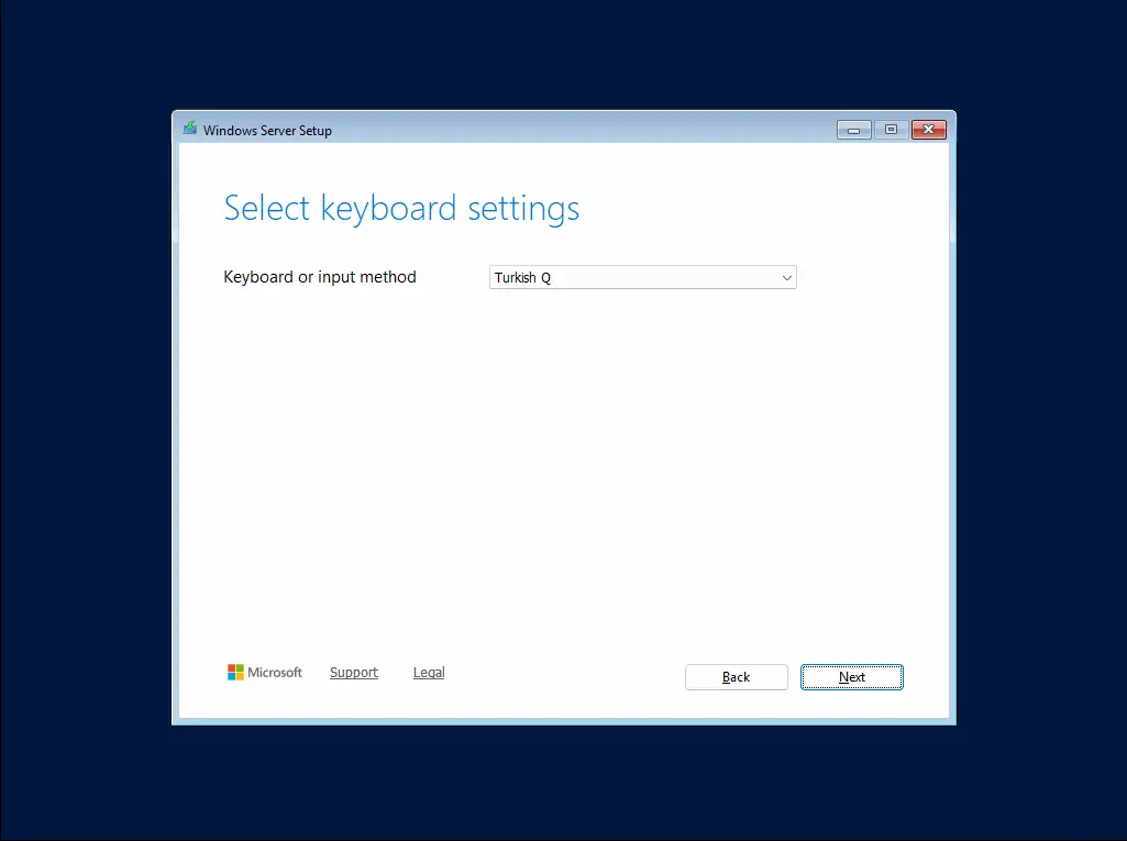 Windows Server 2025 kurulum sihirbazı klavye düzeni seçim ekranı: Turkish Q seçili